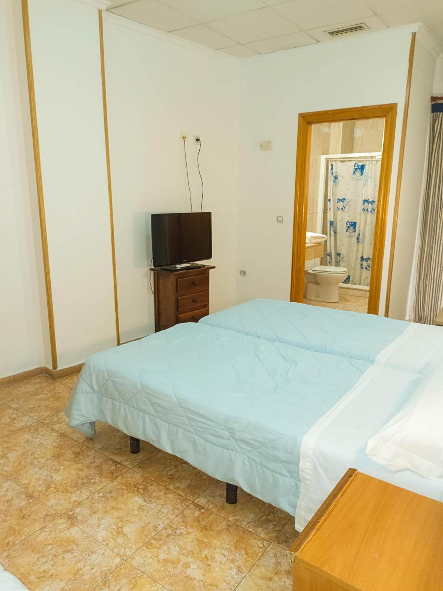 Hostal Gran Via Levante Торевьиа Экстерьер фото