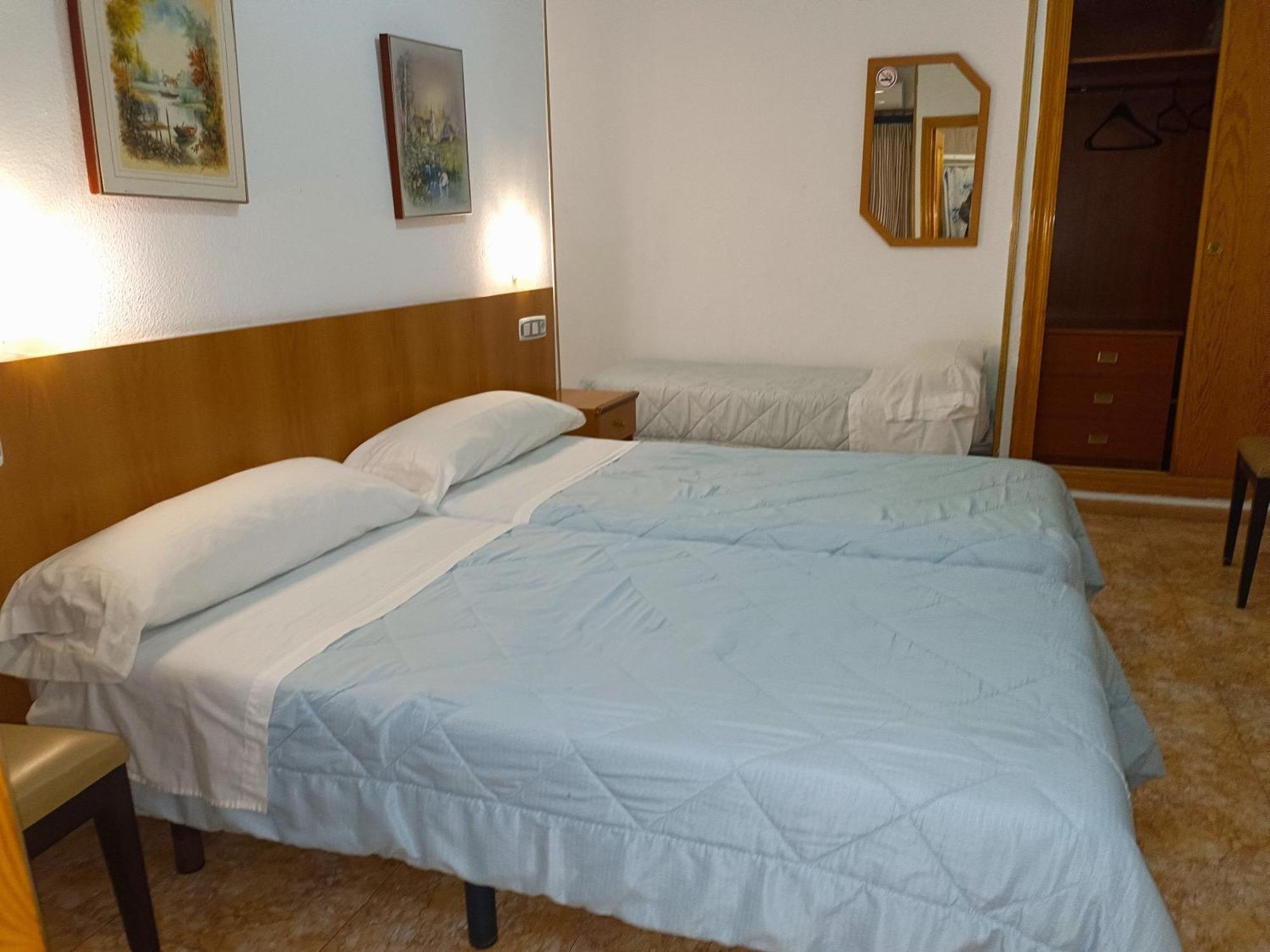 Hostal Gran Via Levante Торевьиа Экстерьер фото