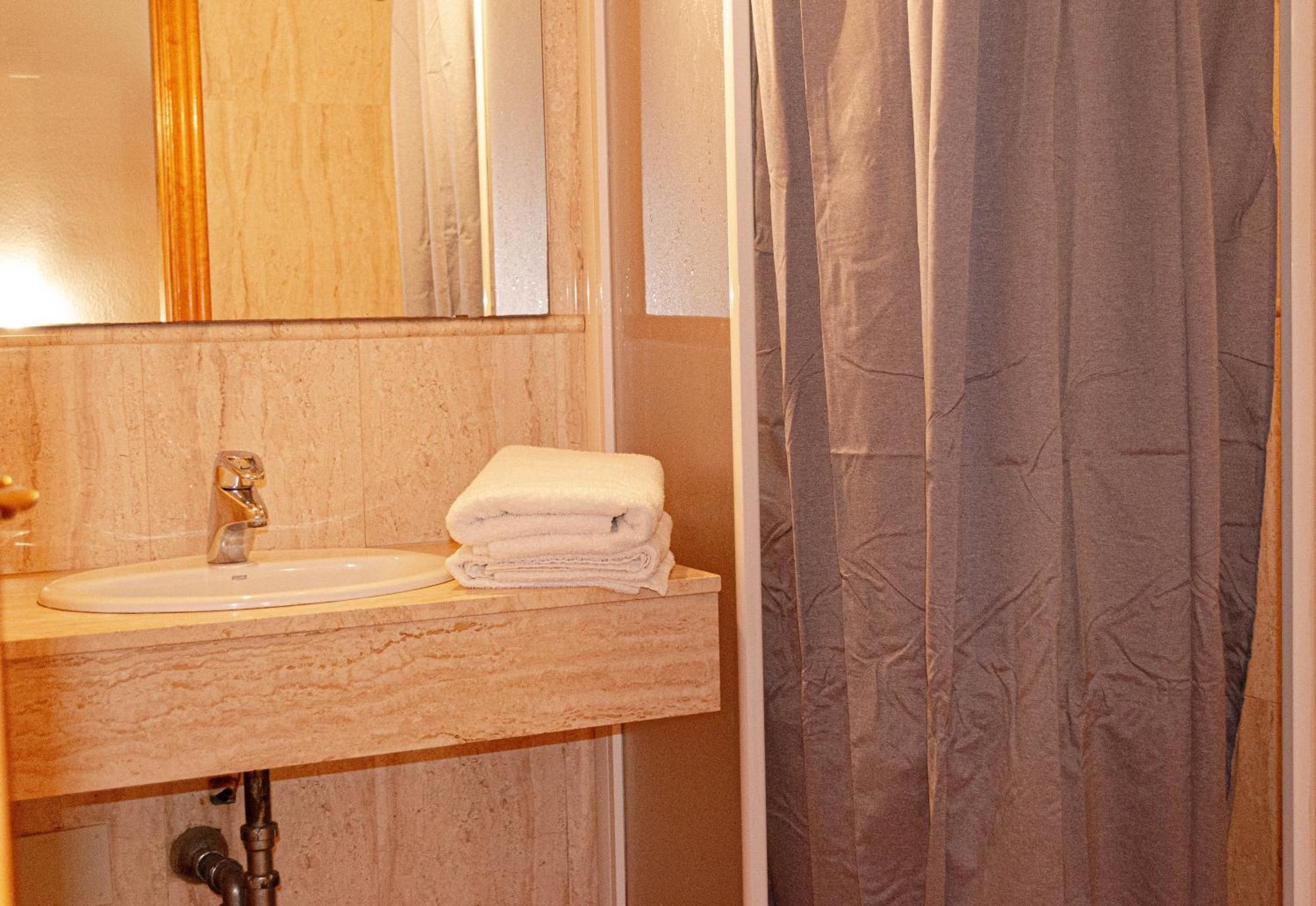Hostal Gran Via Levante Торевьиа Экстерьер фото